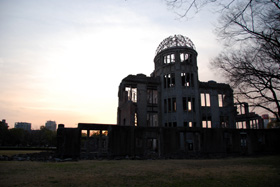 夕暮れの原爆ドーム