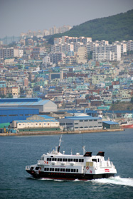 釜山港を出航するビートル