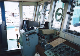平成丸の操舵室